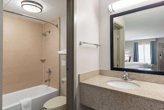 غرفة قياسية بسريرين كوين، Days Inn By Wyndham Clarksville North 6/6