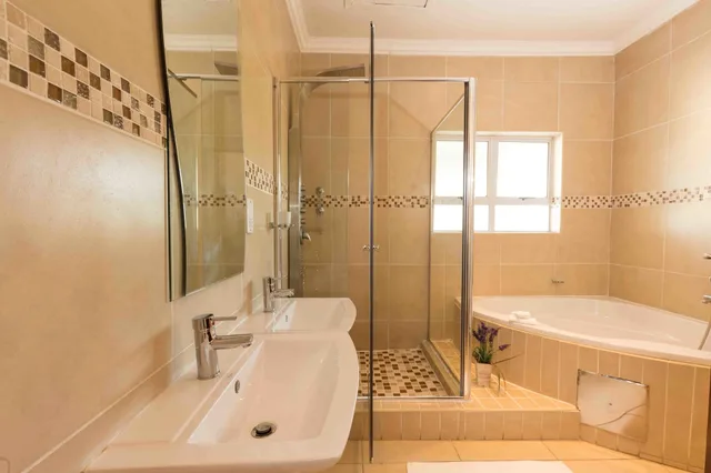 غرفة بريميير بسرير كوين، The Studio Guest House 3/3