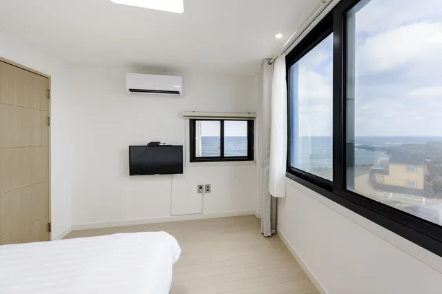 Sky, 3 Queen Beds، On The Sea Pension 1/10