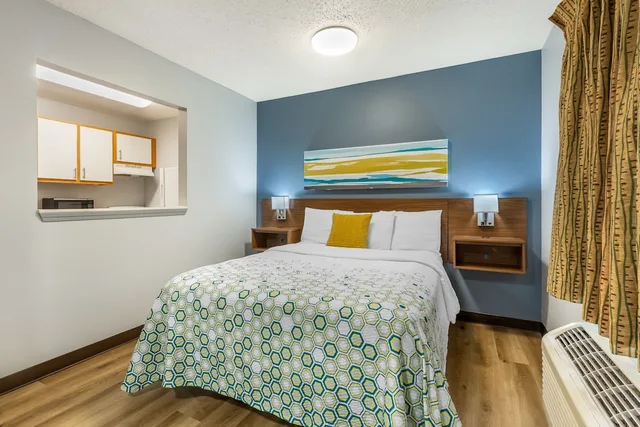 جناح بسرير كوين بغرفتين مع أريكة، HomeTowne Studios & Suites by Red Roof Greensboro 1/10