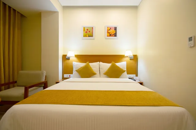 غرفة سوبيريور بسرير كوين، Classic Grande Imphal, a member of Radisson Individuals 2/10