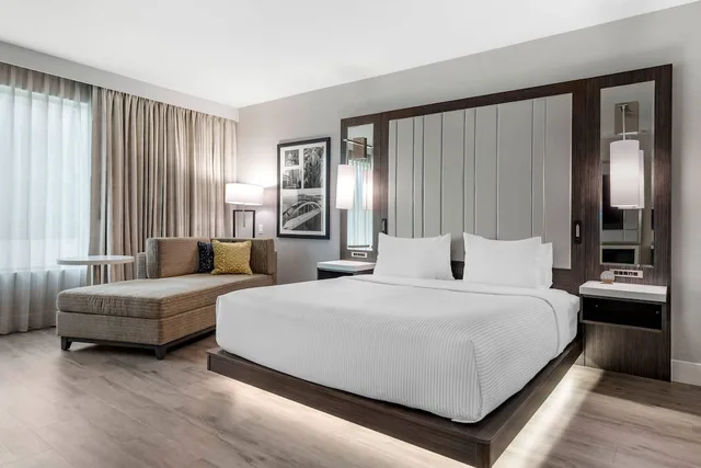 غرفة بسرير كينج مع أريكة لذوي الإعاقة، Cambria Hotel Austin Uptown near the Domain 1/8