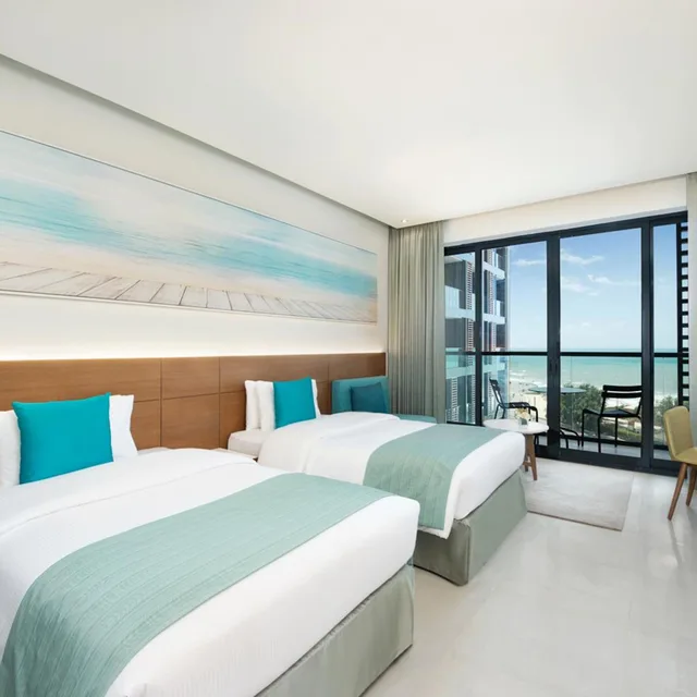 غرفة قياسية بسريرين منفصلين بإطلالة على البحر، Wyndham Garden Ajman Corniche 1/7