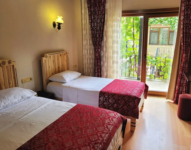 غرفة قياسية ثلاثية بسرير مزدوج وسرير فردي، Saruhan Hotel 3/8