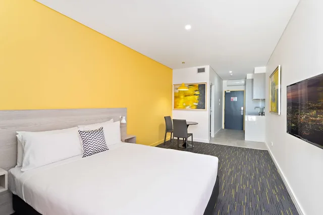 Studio, Suite, Queen Bed, Valuesuites Green Square 1/3