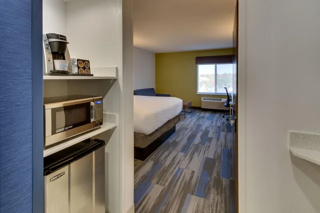 Standard, King Bed, Extra Floor Space, Sofa، Holiday Inn Express Fishkill-Mid Hudson Valley 5/7