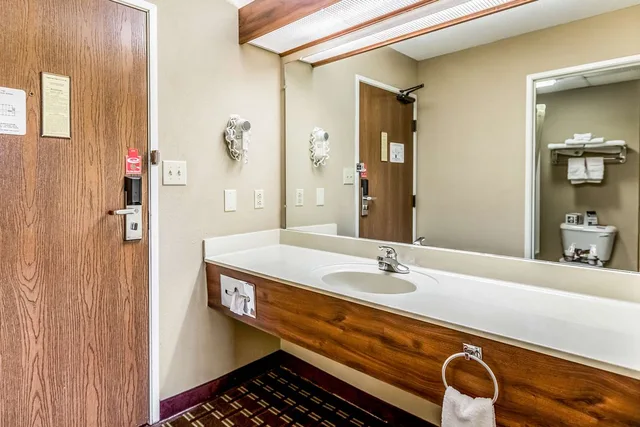 غرفة بسرير كوين، Econo Lodge Shelbyville KY 1/1