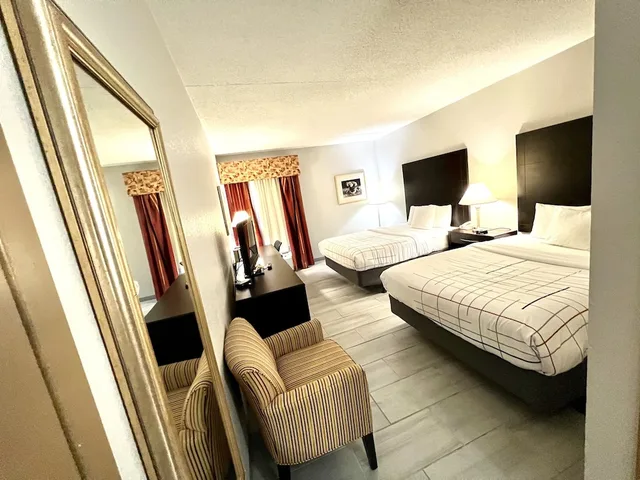غرفة بسرير كينج، La Quinta Inn Suites Salina 3/3