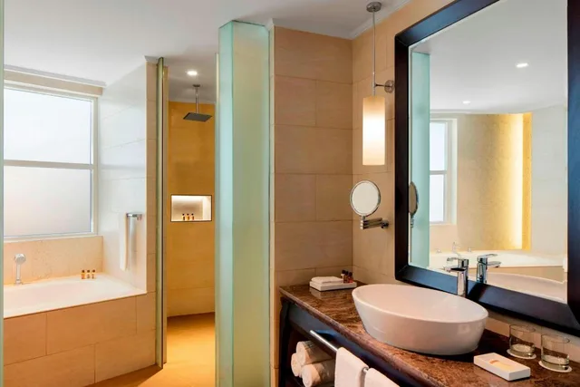 1 Bedroom, Suite, King Bed, Sea View, Balcony, Club Lounge Access, Club Tower, Corner، Sheraton Sharjah Beach Resort Spa 2/3