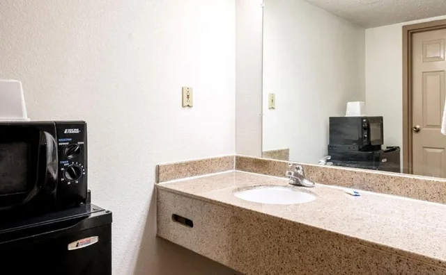 غرفة قياسية بسرير كينج، Studios And Suites 4 Less Emporia 6/7