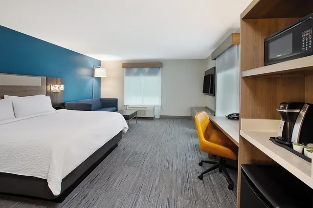غرفة قياسية بسرير كينج مع أريكة، Holiday Inn Express Hotel Suites Grand Rapids North 4/8