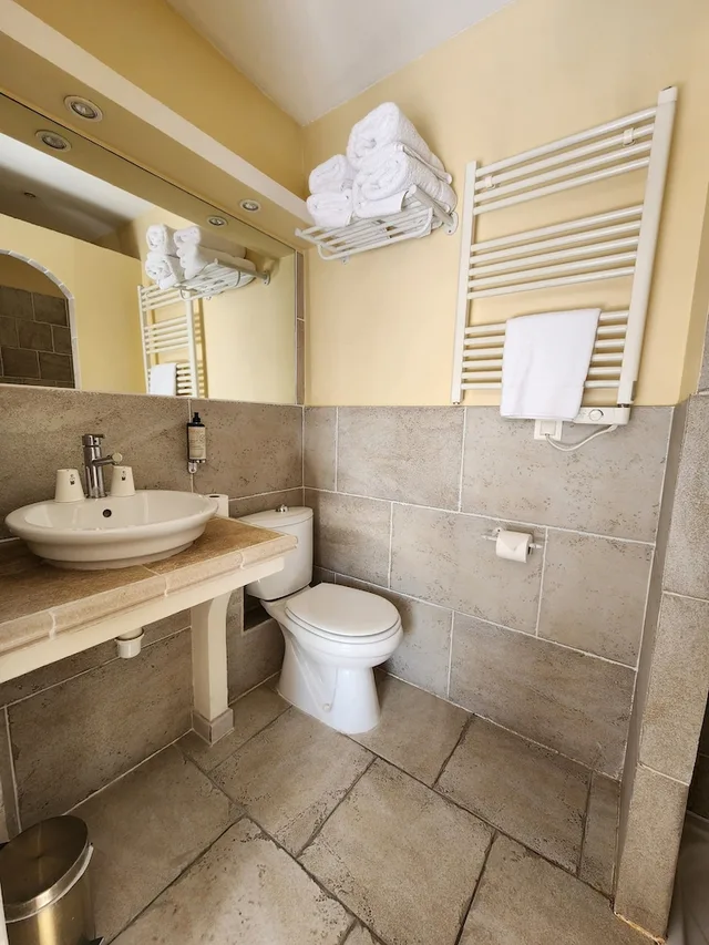 غرفة كومفورت بسرير كينج، Hotel Le Tivoli Theopolis 3/3