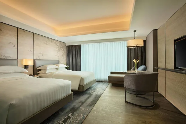 غرفة بسريرين مزدوجين بإطلالة على المسبح مع دخول صالة النادي، YOGYAKARTA MARRIOTT HOTEL 4/7