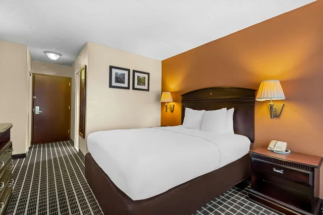 غرفة بسرير كوين لذوي الإعاقة، Comfort Inn & Suites Somerset - New Brunswick 1/3