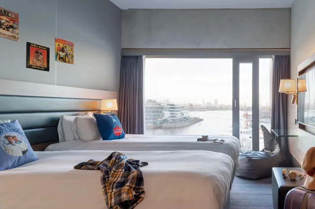 غرفة بسرير مزدوج بإطلالة على المرفأ، Moxy Amsterdam Houthavens 3/10