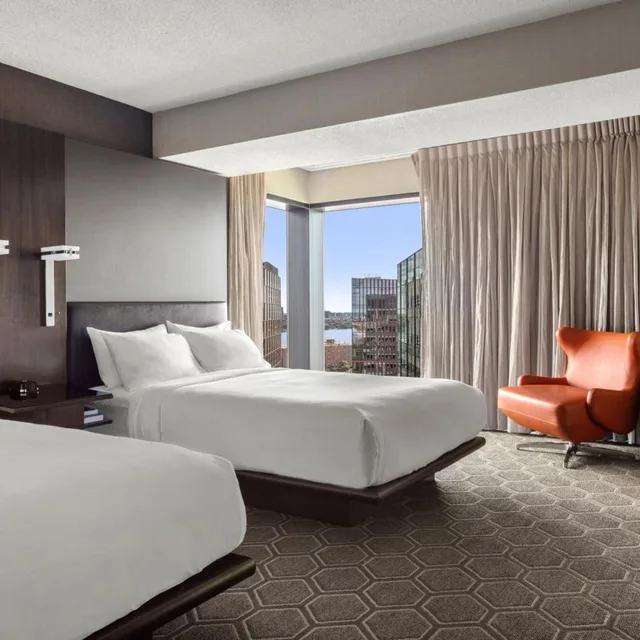 غرفة بسريرين مزدوجين مع دخول صالة النادي، Boston Marriott Cambridge 2/3