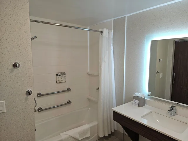 غرفة قياسية بسريرين كوين بحوض استحمام لذوي الإعاقة، Holiday Inn Express and Suites Chico an IHG Hotel 3/3