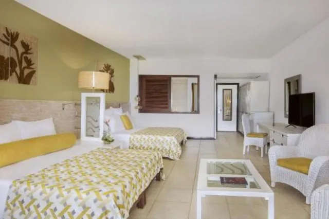 غرفة ديلوكس بسرير كوين في الطابق الأرضي، Victoria Beachcomber Resort and Spa 1/6