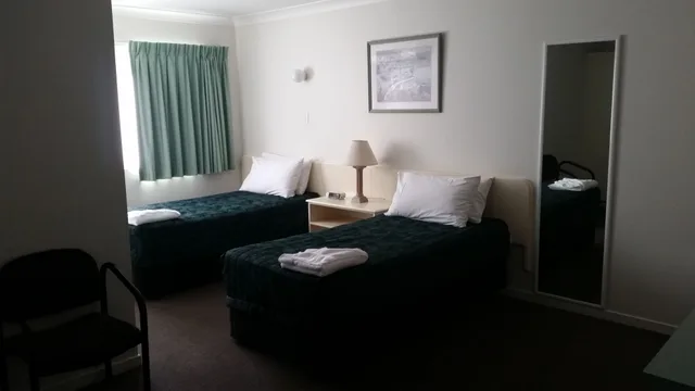 Motel, Twin Beds, Sofa، Southport Motel & Apartments 3/6