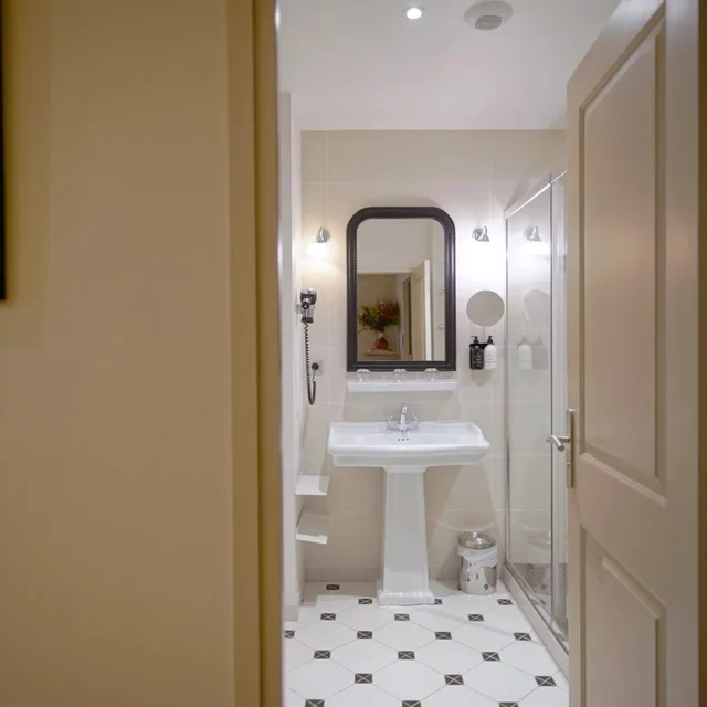 جناح جونيور بسرير كوين، Hotel Litteraire Gustave Flaubert, BW Signature Collection 10/10