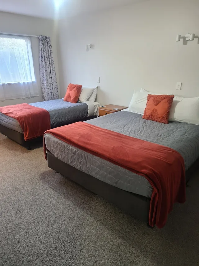 غرفة بسريرين كوين وسريرين منفصلين بغرفتي نوم، Arran Motel 1/10