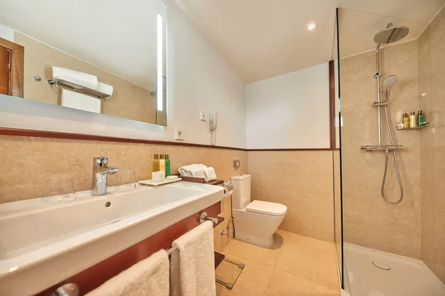 غرفة بسريرين منفصلين بشرفة، Secrets Mallorca Villamil Resort and Spa - Adults Only 6/6