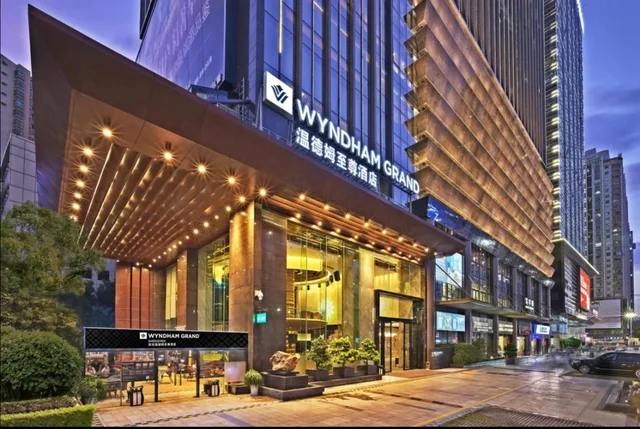 جناح تنفيذي بسرير كينج مع أريكة، Wyndham Grand Shenzhen 1/1
