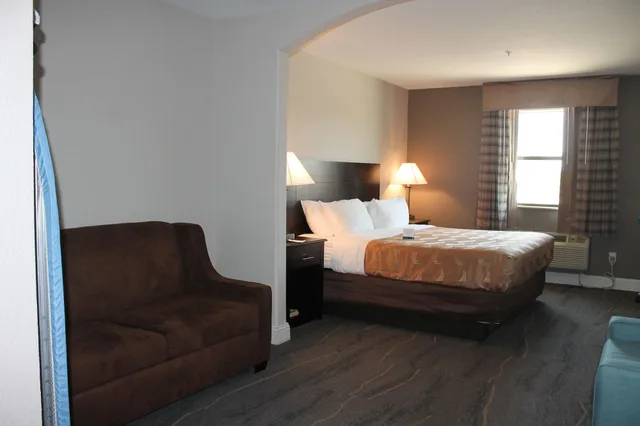 غرفة قياسية بسرير كينج مع أريكة، Quality Inn and Suites Port Arthur Nederland 1/5