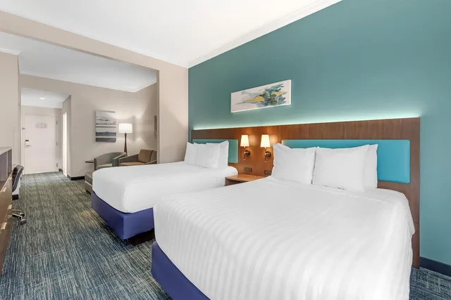 غرفة بسريرين مزدوجين مع أريكة بحوض استحمام، Best Western Plus Miami Airport North Hotel & Suites 2/9