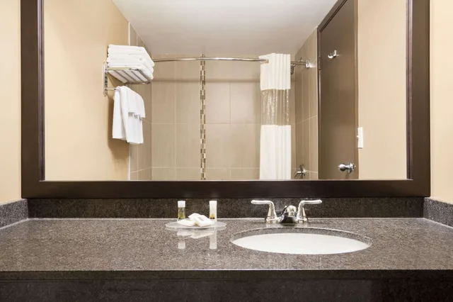 غرفة بسريرين كوين بحوض استحمام، Days Inn By Wyndham Calgary Northwest 2/2