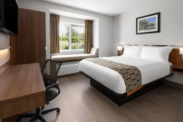 غرفة قياسية بسرير كوين، Microtel Inn Suites By Wyndham Albany Airport 3/9