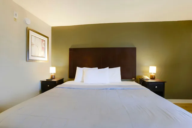 غرفة بسرير كينج، Copley Inn & Suites By OYO Akron OH 2/4