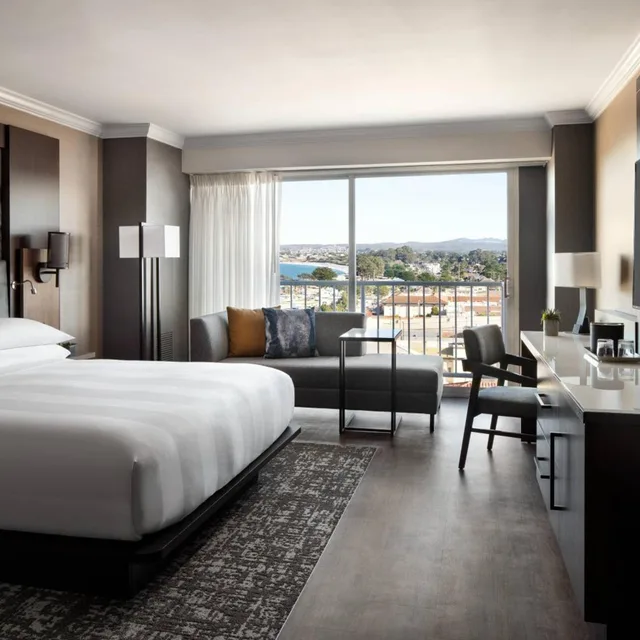 Room, King Bed, Partial Bay View, Accessible، Monterey Marriott 1/6