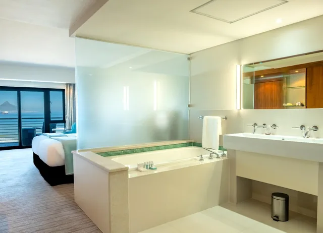غرفة بسريرين منفصلين بشرفة، Blaauwberg Beach Hotel 6/6