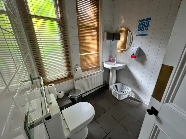 غرفة بسريرين منفصلين بحمام مشترك، Arran House Hotel 5/6