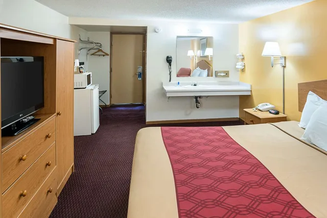 غرفة بسرير كينج، Rodeway Inn & Suites Austin I-90 3/3