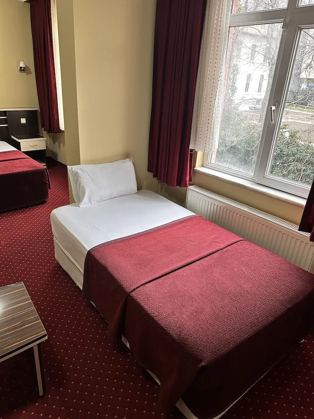 غرفة بسرير مزدوج وسرير فردي، Mina 1 Hotel 1/5