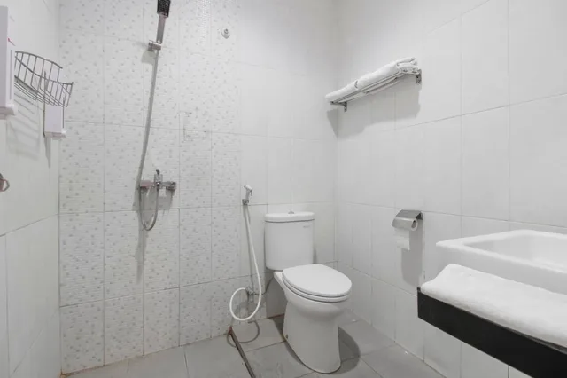 غرفة بسرير مزدوج، Reddoorz Near Gua Sunyaragi 4/6