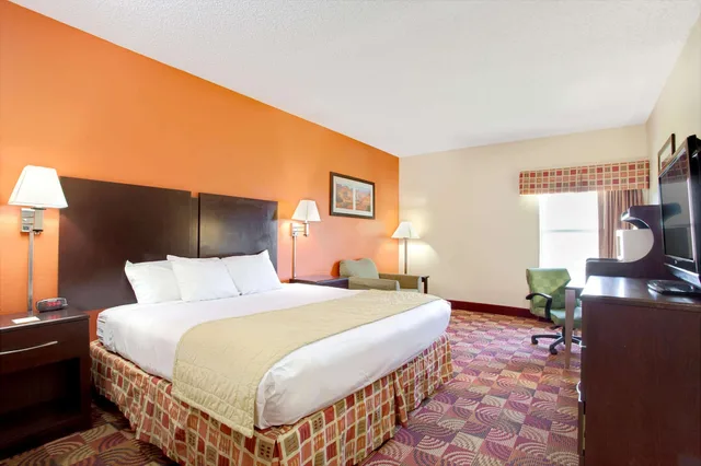 غرفة بسرير كينج لذوي الإعاقة، Days Inn Suites By Wyndham Ridgeland 3/3