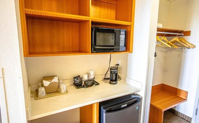 غرفة فاخرة بسريرين كوين بإطلالة على البحر مع أريكة، Coratel Inn and Suites By Jasper Ocean Shores 7/7