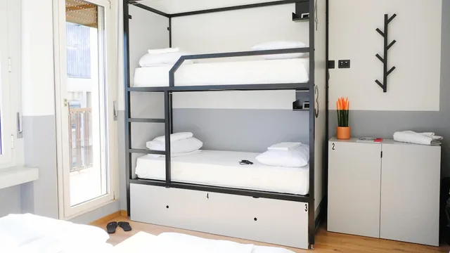 Mixed Dorm, 4 Beds, Twin Beds, Shared Bathroom, Hotello Trieste 3/3