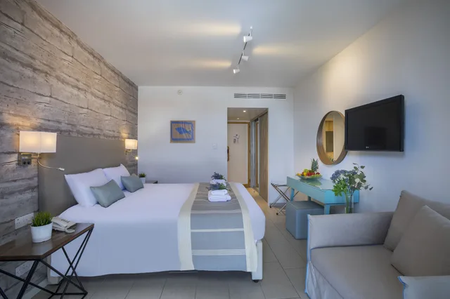 غرفة بسريرين منفصلين بإطلالة جزئية على البحر، Leonardo Plaza Cypria Maris Beach Hotel And Spa - Adults Only 1/3