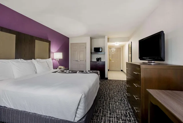 غرفة بسرير كينج لذوي الإعاقة، La Quinta Inn by Wyndham West Long Branch 1/3