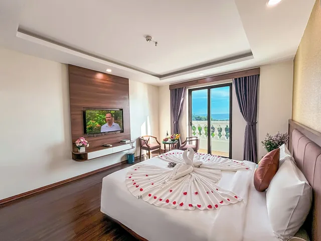 غرفة ديلوكس بسرير كوين وسرير فردي بإطلالة على الحديقة بشرفة، Night Sea Hotel 4/10