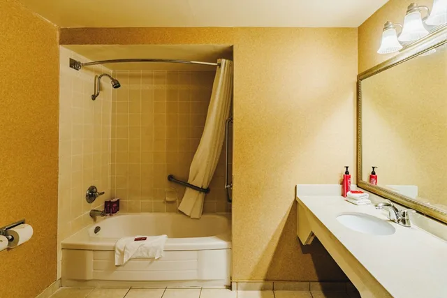 غرفة بسرير كينج بحوض استحمام لذوي الإعاقة، SureStay Plus by Best Western Coquitlam 4/7