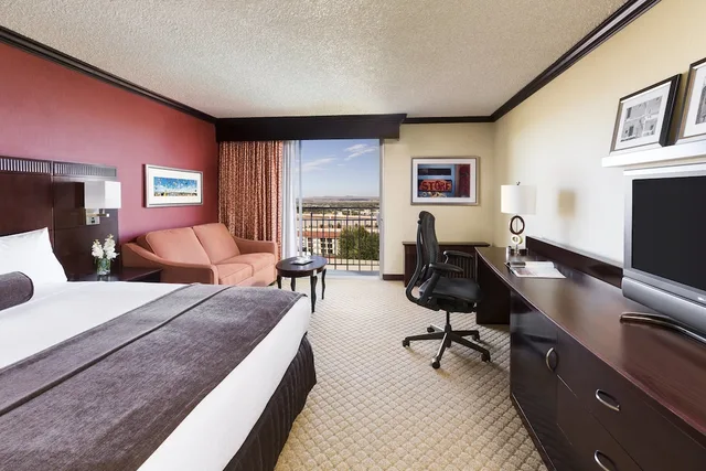 غرفة قياسية بسرير كوين، CROWNE PLAZA ALBUQUERQUE 3/4