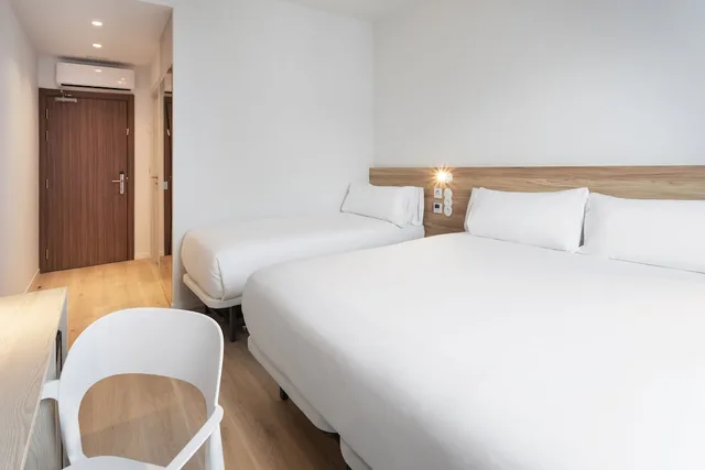 غرفة عائلية بسرير كوين وسرير فردي، B&B HOTEL Lisboa Oeiras 1/3