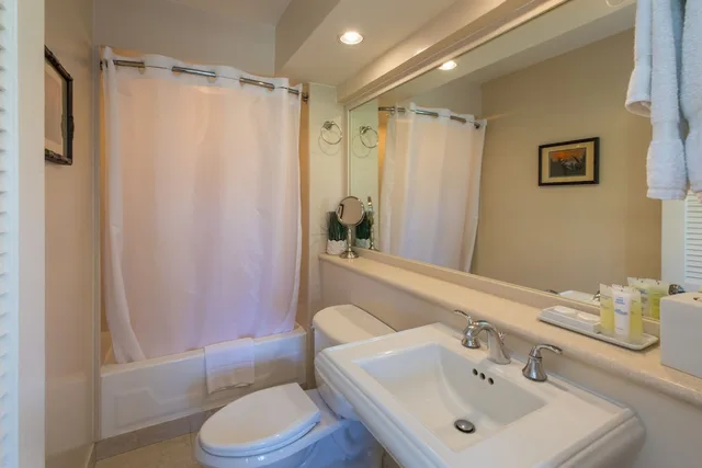 2 Bedrooms, Condo, King and Twin Beds, 2 Bathrooms, Sofa، Waikiki Shore by OUTRIGGER 1/1