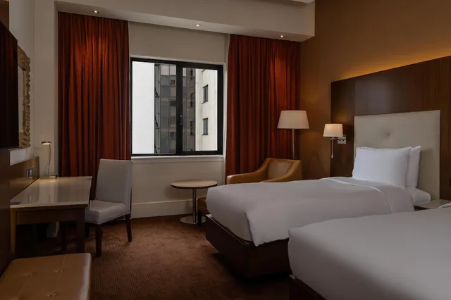 غرفة تنفيذية بسريرين منفصلين مع دخول الصالة، Radisson Blu Hotel, Addis Ababa 7/10