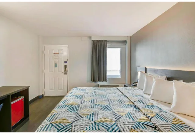 1 King Bed - Non-Smoking, Micfridge، Motel6 Atlanta, GA - Midtown 4/5